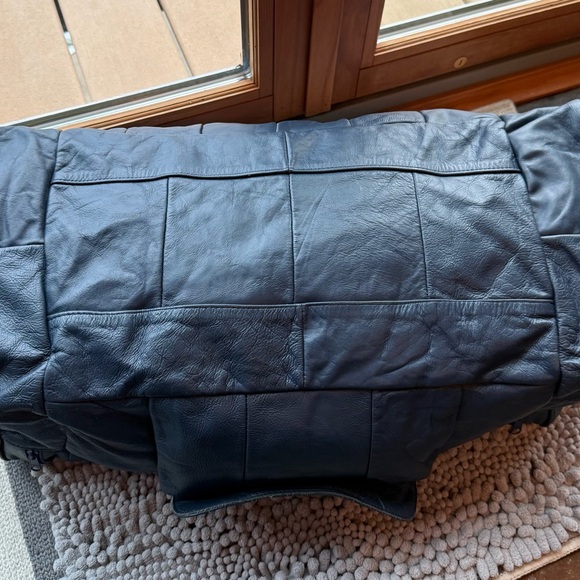 Mexican made navy blue leather carry on, duffle bag. Handles and removable strap - Picture 9 of 16